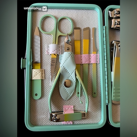 Pastel stainless steel manicure set in case NWT - Picture 6 of 7